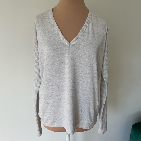 Rag & Bone Clara Earl Grey Torqued V-Neck Waffle Knit Long Sleeve Shirt Size XS - Picture 3 of 10